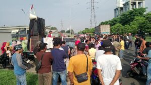 Merasa dibohongi Warga Danau indah turun aksi ke Pt.SGI kawasan MM 2100 Cikarang barat