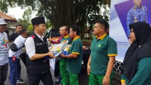 Bupati Trenggalek Serahkan Bantuan Sembako ke Petugas Kebersihan dalam Peringatan HUT 52 KORPRI