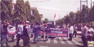 Aliansi Rakyat Peduli Trenggalek Unjuk Rasa di Depan Gedung DPRD Trenggalek