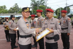 17 Anggota Polres Trenggalek Terima Penghargaan Kapolres, Ini Prestasinya
