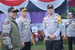 Wakapolda Metro Jaya bersama Kapolres Metro Jakbar Patroli Tinjau Sejumlah TPS