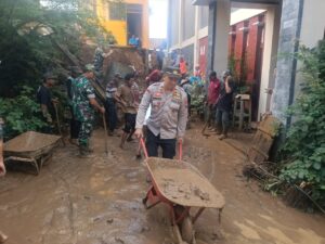 Gercap TNI-Polri Bersama Warga Gotong Royong Bersihkan Material Longsor di Surenlor