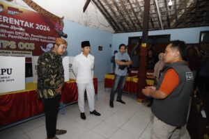 Bupati Trenggalek Tinjau Kesiapan TPS H-1 Pemilu 2024