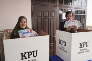 Mas Syah dan Istri Salurkan Hak Suara di TPS 14 Kedunglurah pada Pemilu Serentak 2024