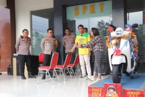 Salurkan Hak Pilih di TPS, Warga Watulimo Menangkan Undian Sepeda Motor dari Polres Trenggalek