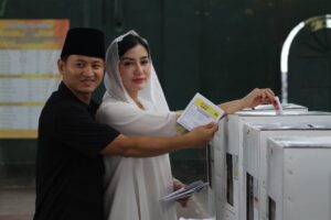 Bupati Trenggalek Mochammad Nur Arifin dan Istri Salurkan Hak Suara di TPS 3 Surondakan