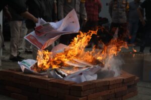 KPU Trenggalek Musnahkan Ribuan Surat Suara Pemilu 2024 Yang Rusak