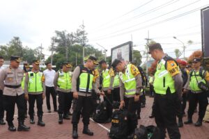 Siap Amankan Pemungutan dan Penghitungan Suara Pemilu 2024, Kapolres Trenggalek Lepas Ratusan Personel Pam TPS