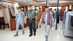 Tiba di Ambon, Kepala Bakamla RI Disambut Tari Lenso