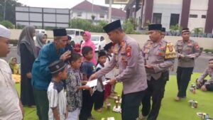 Bulan Penuh Berkah,Jajaran Polsek Cikarang Pusat Berbagi Takjil dan Santunan anak yatim
