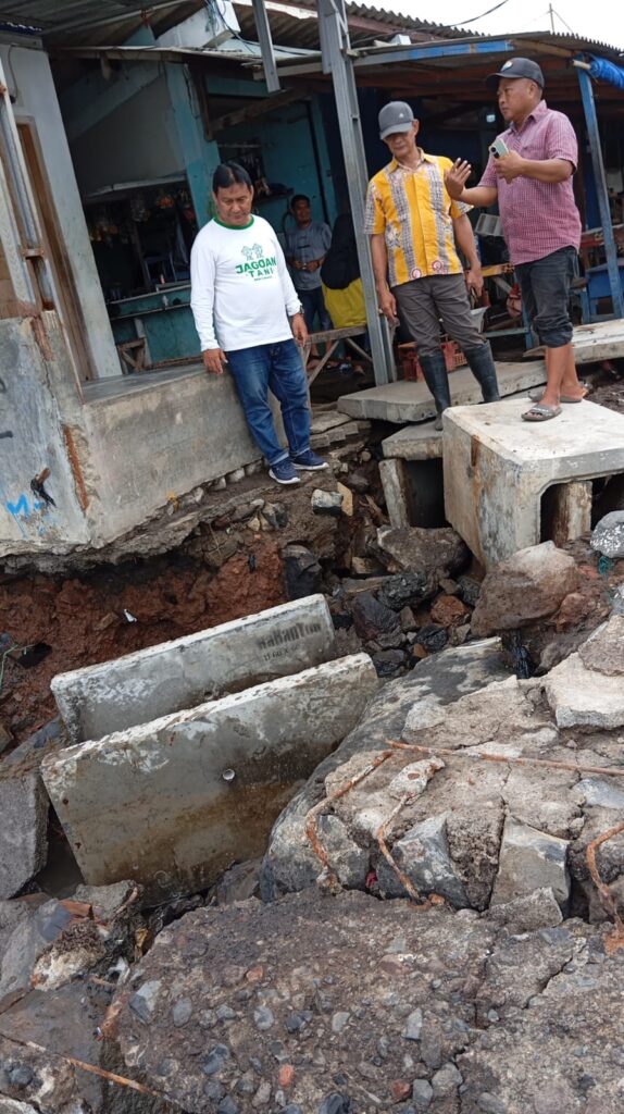 Banjir Rob Melanda Pesisir Pantai di Banyuwangi, Plt Kepala Dinas Perikanan Suryono Bintang Samudra Memberikan Attensi Khusus