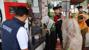 Kolaborasi Polisi Bersama Unit Metrologi Legal Cek Tera Hingga Kadar BBM SPBU di Trenggalek