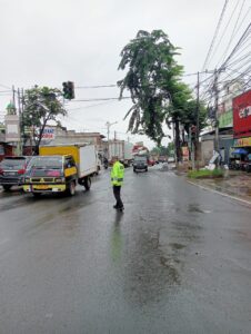 Unit  Lantas Polsek Bantargebang,berikan layanan Pengaturan Arus Lalulintas