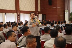 Apresiasi  Bhabinkamtibmas, Kapolres Metro Bekasi Berikan Seragam Dan Rompi Baru