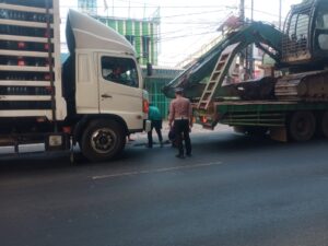 Respon Sigap Unit Lantas Polsek Bantargebang,Truk Mogok muatan air galon dijalan Siliwangi