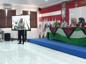 Polisi Binmas Polsek Bantar Gebang Berkolaborasi dengan Komunitas Peduli Lalu Lintas untuk Sosialisasi Keselamatan Berlalu Lintas di SMAN 9 Kota Bekasi