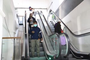 Tingkatkan Pelayanan Terintegrasi Antara KA Jarak Jauh dan KRL, KAI Operasikan Eskalator di Stasiun Pasar Senen