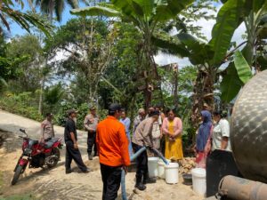 Polisi Trenggalek Sulap mobil patroli jadi Gentong bagikan Air Bersih ke warga