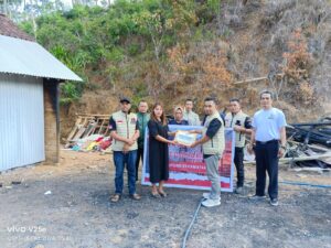 Bawaslu Kabupaten Trenggalek Salurkan Bantuan untuk Korban Kebakaran Rumah di Desa Puyung, Kecamatan Pule