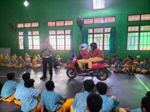 Polisi Temukan 50 Pelanggaran Lalu Lintas Pelajar di Watulimo dalam Kegiatan “Police Goes to School”