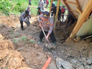 Petugas Gabungan di Trenggalek Gotong Royong Bantu Warga Terdampak Longsor