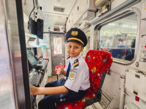 KAI Wujudkan Impian Iskandar, Anak Penderita Kanker Hati Nikmati Pengalaman Menjadi Masinis Commuter Line