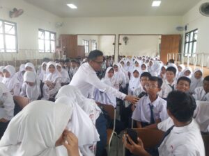 Cegah kenakalan remaja Polsek setu adakan edukasi Anti-Bullying dan Narkoba di SMPN 6 Setu
