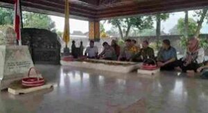 Kareg III MAPI Jatim Sutrisno,SH Dampingi Sekretaris Satgas Saber Pungli RI Ziarah Ke Makam Bung Karno