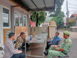 Jalin Sinergitas Polisi dan Masyarakat,Aiptu Suwarto mengunjungi Sekretariat Linmas Kelurahan Cikiwul