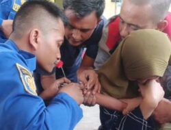 Pemadam Kebakaran Bantu Lepas Jari Bocah Tersangkut Gagang Sapu
