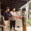 BHABINKAMTIBMAS KELURAHAN CIMUNING MONITORING PEMBAGIAN DAGING HEWAN QURBAN DI KELURAHAN CIMUNING, KECAMATAN MUSTIKAJAYA, KOTA BEKASI