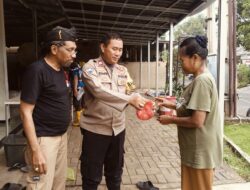 BHABINKAMTIBMAS KELURAHAN CIMUNING MONITORING PEMBAGIAN DAGING HEWAN QURBAN DI KELURAHAN CIMUNING, KECAMATAN MUSTIKAJAYA, KOTA BEKASI