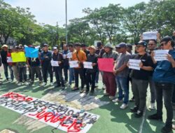 Wartawan Kabupaten Bekasi Lakukan Aksi Unjuk Rasa di Polsek Cikpus