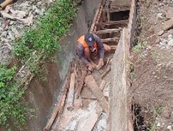 Pembangunan Drainase di Kalibrantas Blitar Dikhawatirkan Hambat Aliran Sungai dan Abaikan Keselamatan Kerja