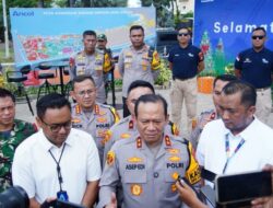 Pantau Libur Akhir Tahun di Ancol, Kapolda Metro Jaya Bagi-bagi Cokelat ke Pengunjung