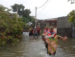 TNI untuk Rakyat, Sigap tanggani Lansia Banjir di Babelan