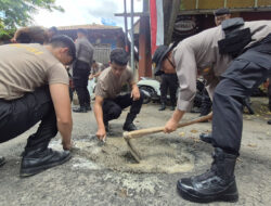 Polresta Banyuwangi Peduli Keselamatan Pengguna Jalan, Menambal Jalan Rusak Berpotensi Membahayakan Masyarakat