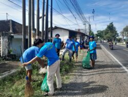 PLC, Sungai Watch, FRB dan KOPAT, Bersih-Bersih Sampah Jelang Ramadhan di Sepanjang Jalan Raya Petung Rogojampi