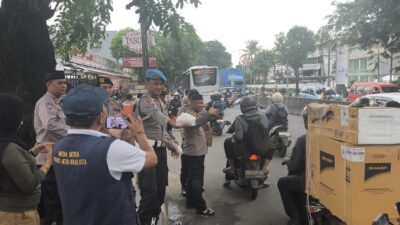 Ramadan Dimulai! Polsek Bekasi Barat Bagikan Takjil ke Warga, Bikin Hati Jadi Hangat!