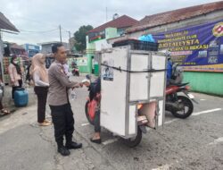 Kenalkan Semangat Berbagi di Bulan Ramadan : Bhabinkamtibmas Bintarajaya Bareng Kader Posyandu Bagikan Takjil