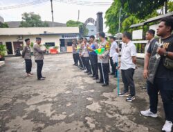 Bersama Sambut Kedamaian! Polsek Bekasi Barat Beri Sentuhan Kebersihan pada Masjid Asy Syuhada Kranji