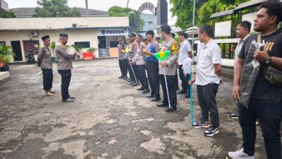 Bersama Sambut Kedamaian! Polsek Bekasi Barat Beri Sentuhan Kebersihan pada Masjid Asy Syuhada Kranji