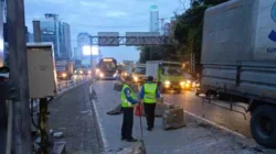 Truk Tronton Tanpa STNK Tabrak Separator Busway di Gatot Subroto, Tak Ada Korban