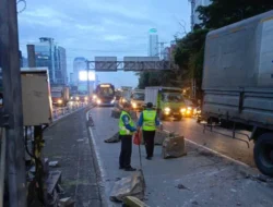 Truk Tronton Tanpa STNK Tabrak Separator Busway di Gatot Subroto, Tak Ada Korban