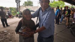 BAWAH FLY OVER KRANJI, POLSEK BEKASI BARAT BAGIKAN SENYUMAN BUKA PUASA