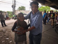 BAWAH FLY OVER KRANJI, POLSEK BEKASI BARAT BAGIKAN SENYUMAN BUKA PUASA