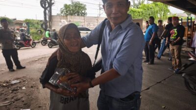 BAWAH FLY OVER KRANJI, POLSEK BEKASI BARAT BAGIKAN SENYUMAN BUKA PUASA