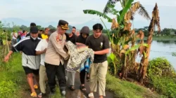 Gerak Cepat Kapolsek Rogojampi Pimpin Personil Evakuasi Korban Tenggelam di Bekas Galian C Desa Badean Kecamatan Blimbingsari Banyuwangi