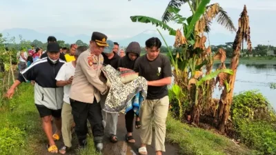 Gerak Cepat Kapolsek Rogojampi Pimpin Personil Evakuasi Korban Tenggelam di Bekas Galian C Desa Badean Kecamatan Blimbingsari Banyuwangi