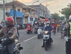 Satlantas Polres Pasuruan Kota Semangat Mengatur Arus Lalulintas Menjelang Berbuka Puasa Di Titik Rawan Kemacetan